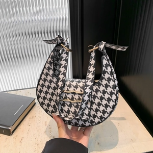 Bolso de hombro retro de pata de gallo con forma de media luna y detalles dorados