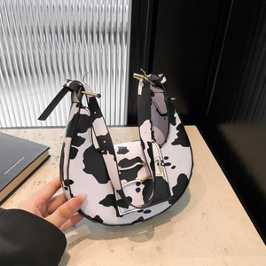 Bolso de hombro con estampado de vaca, hebilla metálica dorada y correa negra