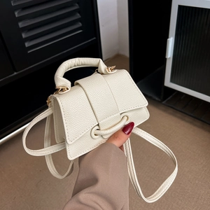 Mini sac à main beige chic en cuir grainé avec boucle décorative et bandoulière