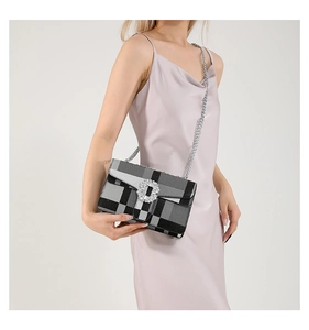 Détail du sac bandoulière avec motif à carreaux classique et boucle en diamants brillants