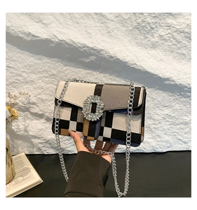Détail du sac à rabat multicolore avec boucle en cristal et bandoulière chaîne