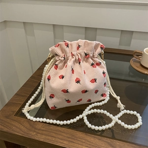 Sac seau en velours côtelé à motif fraises avec bandoulière en perles roses