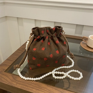 Sac seau en velours côtelé marron à imprimé fraises avec bandoulière en perles