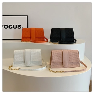 Sacs à rabat minimalistes avec bandoulières chaîne en orange, noir, blanc et rose