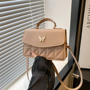 Petit sac carré matelassé beige chic avec boucle papillon et poignée supérieure