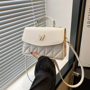 Sac bandoulière blanc matelassé avec boucle papillon et poignée supérieure élégante