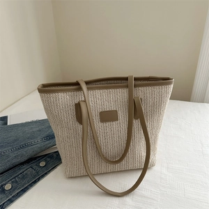 Grand sac cabas en paille tressée beige avec anses en cuir marron pour la plage
