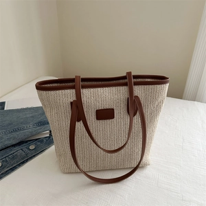 Grand sac cabas en paille minimaliste avec bordure en cuir PU marron sur tissu blanc