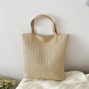 Fashionable woven tote bag in natural straw with premium leather shoulder strap and daisies