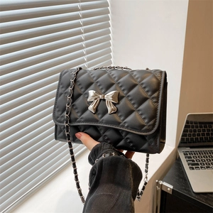 Sac Bandoulière Femme en Cuir PU Matelassé Petit Sac à Épaule Carré Décoration Nœud en Métal Bandoulière Chaîne Sac à Main de Mode pour Fête Quotidienne Femme
