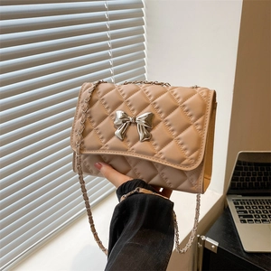 Sac à bandoulière beige matelassé avec nœud argenté et bandoulière chaîne