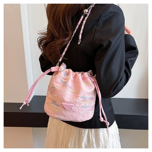 Dettaglio della borsa a secchiello rosa con coulisse, ricami colorati e logo di moda