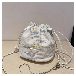 Dettaglio della borsa a secchiello bianca con ricami colorati e tracolla a catena argento