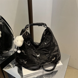 Sac fourre-tout noir motif papillon texture plissée avec pendentif nuage pelucheux