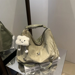 Sac fourre-tout plissé vert clair avec breloques papillon et pendentif nuage en peluche