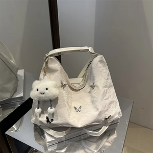 Sac fourre-tout crème avec papillons argentés et pendentif nuage sur support miroir