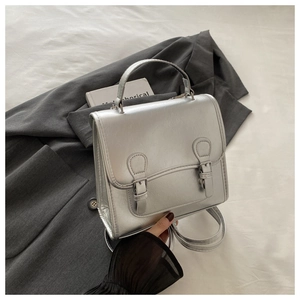 Detailansicht des silbernen Metallic-Lederrucksacks mit Schnallen und Tragegriff