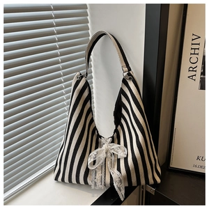 Detailansicht der großen Zebra-Leinentasche mit weißer Spitzenschleife und Schultergurt