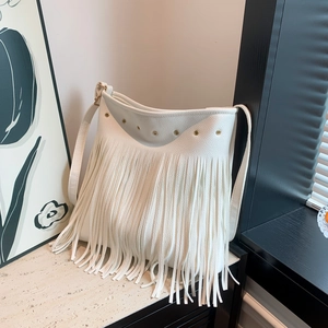 Sac fourre-tout blanc bohème avec longues franges et œillets dorés sur fond intérieur