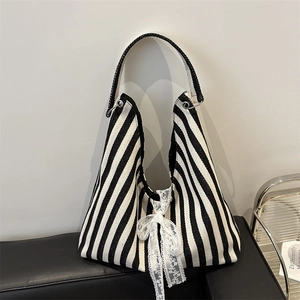 Große Zebra-Tragetasche mit weißer Spitzenschleife in einem Indoor-Studio-Ambiente