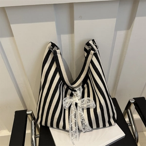 Große Zebra-Canvas-Tragetasche mit weißer Spitzenschleife in minimalistischem Studio-Set