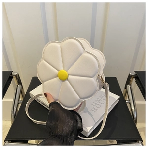 Vue détaillée d'un sac bandoulière blanc en forme de fleur avec centre jaune en cuir PU