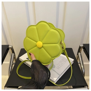 Détail du sac fleur vert citron avec matelassage 3D et bouton jaune décoratif