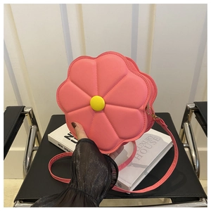 Détail du sac fleur rose avec centre jaune et ferrures métalliques dorées élégantes