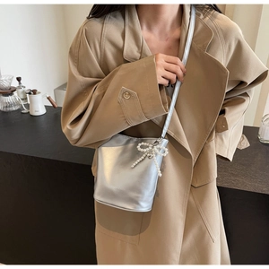 Silberne Mini-Beuteltasche mit Perlen-Schleife als stilvolle Umhängetasche im Streetstyle