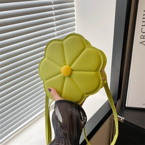 Sac bandoulière fleur en relief 3D vert vif avec centre jaune et cuir mat élégant