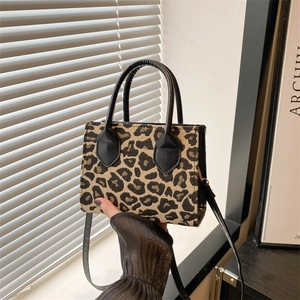 Retro-Tasche mit Leopardenmuster, schwarzen Rundgriffen und verstellbarem Schultergurt