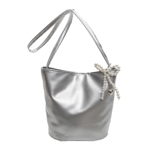 Silberne Beuteltasche in Metallic-Optik mit Perlen-Schleife und Herzanhänger für Damen