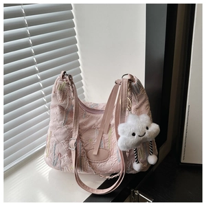 Détail du sac lune brodé rose avec chaîne argentée et breloque nuage en peluche