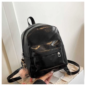 Mini sac à dos en similicuir noir brillant avec un porte-clé en peluche rose détail