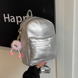 Mini sac à dos argenté pour femme avec breloque en peluche rose et finition brillante