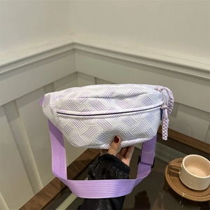 Sac de poitrine minimaliste en nylon texturé violet clair pour un usage quotidien