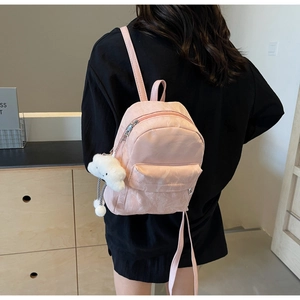 Roze fluwelen mini-rugzak met marmertextuur en wolkenhanger gedragen op de rug