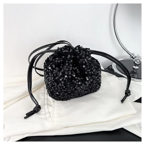 Vue détaillée du sac seau noir à paillettes avec cordon sur un tissu blanc propre