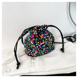 Détails des paillettes colorées et de la fermeture à cordon en cuir sur le sac