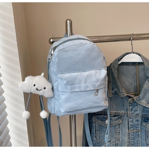 Lichtblauwe mini rugzak met rimpeltextuur en een schattige witte wolk pluche hanger