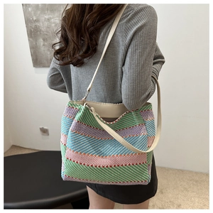 Vue latérale du sac fourre-tout tissé à rayures colorées avec bretelles en cuir blanc