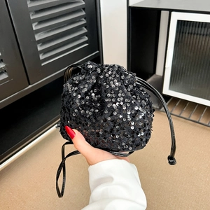 Sac seau élégant à paillettes noires avec cordon de serrage et reflets brillants