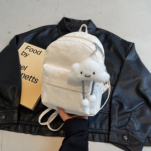 Witte mini rugzak van geplooide stof met wolken pluche hanger op donkere achtergrond