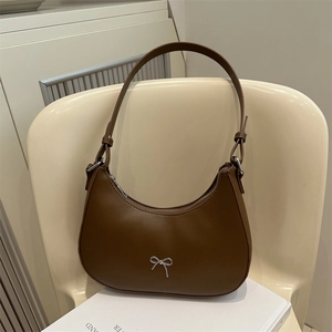 Sac hobo minimaliste marron avec nœud argenté et fermeture à glissière chic