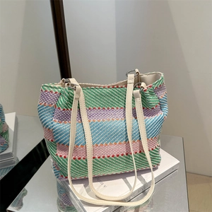 Sac fourre-tout tissé à rayures colorées avec fines bretelles blanches pour femmes