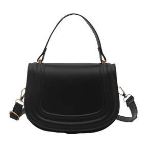 Borsa a sella nera minimalista con cuciture parallele e dettagli in metallo dorato