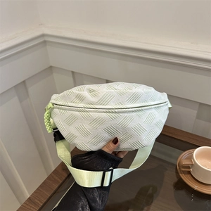Bolso bandolera minimalista verde claro con rayas de textura tejida y correa ajustable