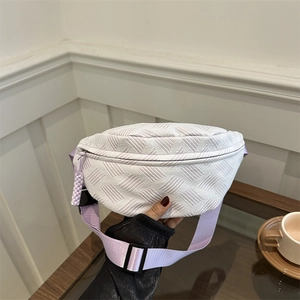 Riñonera minimalista blanca con textura y correa lavanda para uso diario