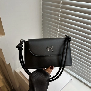 Sac bandoulière noir chic avec nœud argenté et bandoulière à nœuds unique