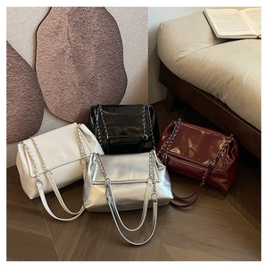 Détails de quatre sacs à bandoulière plissés en blanc, noir, argent et bordeaux élégant